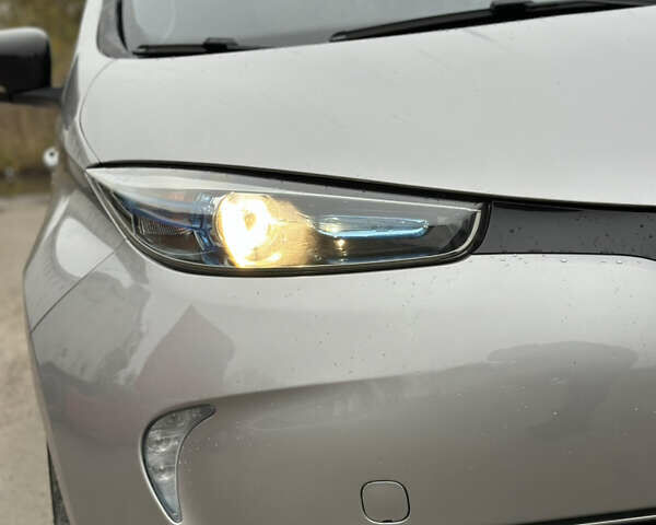 Серый Рено Зое, объемом двигателя 0 л и пробегом 111 тыс. км за 6999 $, фото 20 на Automoto.ua