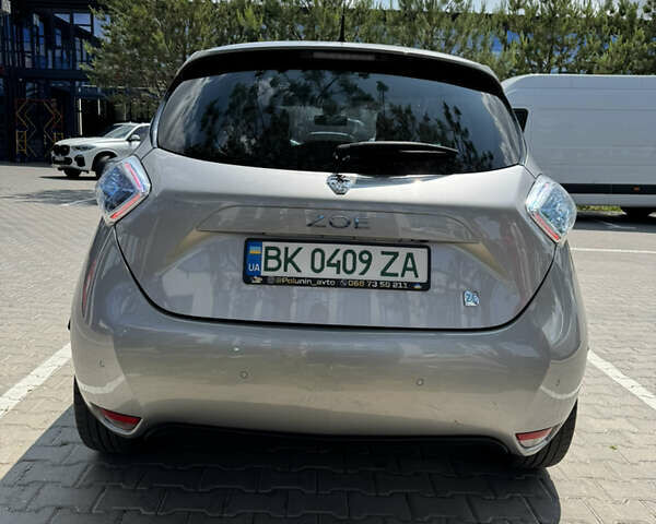 Серый Рено Зое, объемом двигателя 0 л и пробегом 94 тыс. км за 6500 $, фото 5 на Automoto.ua