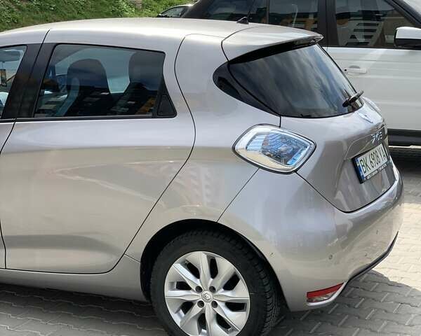 Серый Рено Зое, объемом двигателя 0 л и пробегом 87 тыс. км за 6750 $, фото 5 на Automoto.ua