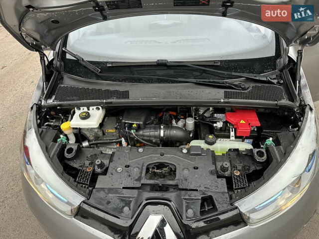 Серый Рено Зое, объемом двигателя 0 л и пробегом 111 тыс. км за 6999 $, фото 34 на Automoto.ua