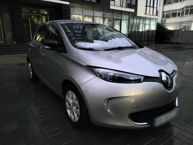 Серый Рено Зое, объемом двигателя 0 л и пробегом 137 тыс. км за 6500 $, фото 4 на Automoto.ua