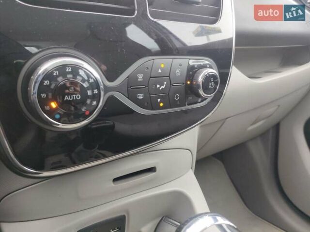 Серый Рено Зое, объемом двигателя 0 л и пробегом 153 тыс. км за 6500 $, фото 22 на Automoto.ua