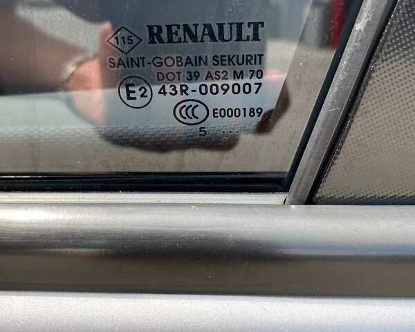 Серый Рено Зое, объемом двигателя 0 л и пробегом 131 тыс. км за 7100 $, фото 3 на Automoto.ua
