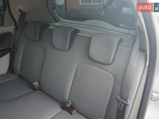 Серый Рено Зое, объемом двигателя 0 л и пробегом 98 тыс. км за 7200 $, фото 46 на Automoto.ua