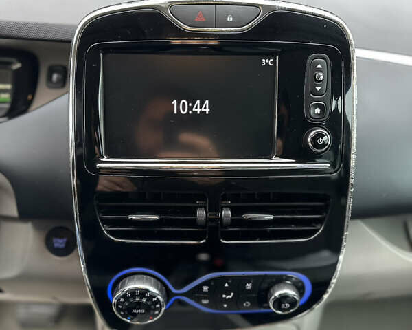 Серый Рено Зое, объемом двигателя 0 л и пробегом 111 тыс. км за 6999 $, фото 38 на Automoto.ua