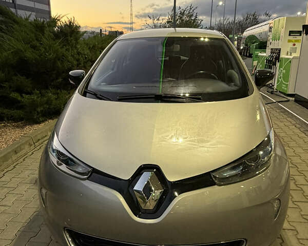 Серый Рено Зое, объемом двигателя 0 л и пробегом 105 тыс. км за 7000 $, фото 1 на Automoto.ua