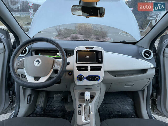 Серый Рено Зое, объемом двигателя 0 л и пробегом 104 тыс. км за 9700 $, фото 22 на Automoto.ua