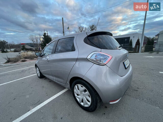 Серый Рено Зое, объемом двигателя 0 л и пробегом 104 тыс. км за 9700 $, фото 6 на Automoto.ua