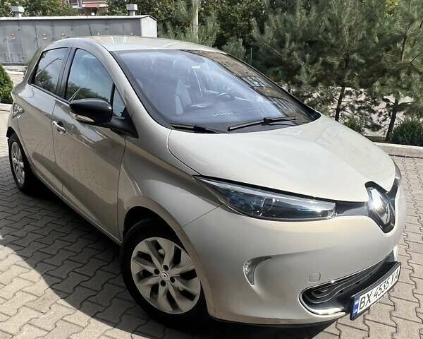 Серый Рено Зое, объемом двигателя 0 л и пробегом 103 тыс. км за 6200 $, фото 1 на Automoto.ua