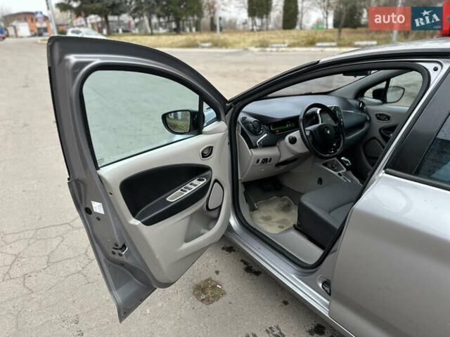 Серый Рено Зое, объемом двигателя 0 л и пробегом 111 тыс. км за 6999 $, фото 23 на Automoto.ua