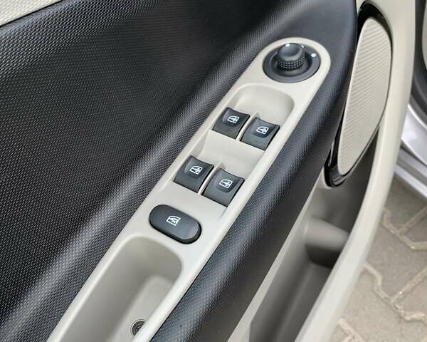 Серый Рено Зое, объемом двигателя 0 л и пробегом 87 тыс. км за 6750 $, фото 15 на Automoto.ua