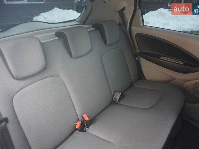 Серый Рено Зое, объемом двигателя 0 л и пробегом 98 тыс. км за 7200 $, фото 43 на Automoto.ua