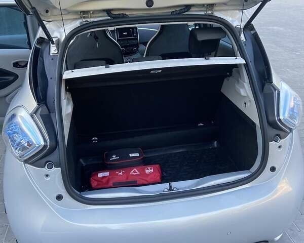 Серый Рено Зое, объемом двигателя 0 л и пробегом 74 тыс. км за 7650 $, фото 30 на Automoto.ua