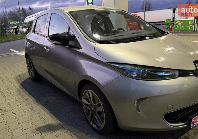 Серый Рено Зое, объемом двигателя 0 л и пробегом 105 тыс. км за 7000 $, фото 7 на Automoto.ua