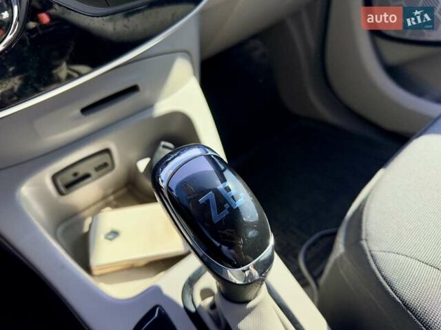 Серый Рено Зое, объемом двигателя 0 л и пробегом 99 тыс. км за 6550 $, фото 25 на Automoto.ua