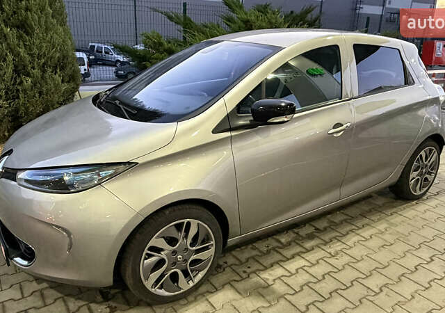 Серый Рено Зое, объемом двигателя 0 л и пробегом 105 тыс. км за 7000 $, фото 3 на Automoto.ua