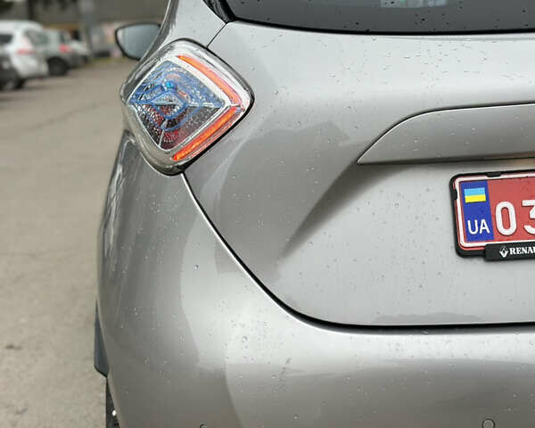 Серый Рено Зое, объемом двигателя 0 л и пробегом 111 тыс. км за 6999 $, фото 22 на Automoto.ua