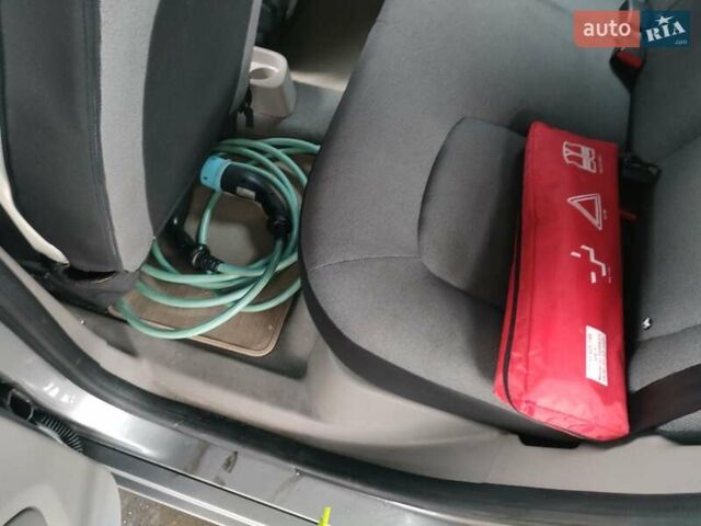 Серый Рено Зое, объемом двигателя 0 л и пробегом 153 тыс. км за 6500 $, фото 29 на Automoto.ua