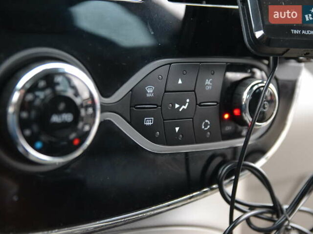 Серый Рено Зое, объемом двигателя 0 л и пробегом 74 тыс. км за 6999 $, фото 28 на Automoto.ua