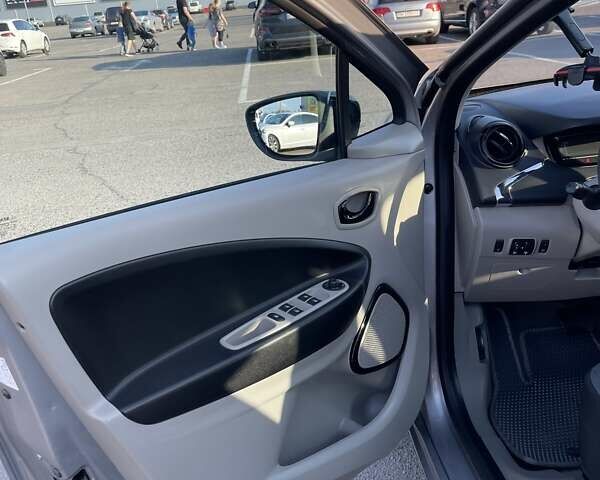 Сірий Рено Зое, об'ємом двигуна 0 л та пробігом 126 тис. км за 7000 $, фото 5 на Automoto.ua