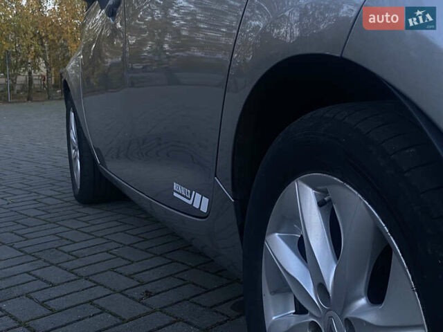 Серый Рено Зое, объемом двигателя 0 л и пробегом 90 тыс. км за 6390 $, фото 11 на Automoto.ua
