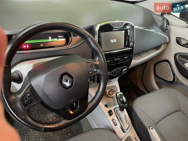 Серый Рено Зое, объемом двигателя 0 л и пробегом 74 тыс. км за 7650 $, фото 2 на Automoto.ua