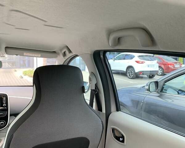 Серый Рено Зое, объемом двигателя 0 л и пробегом 87 тыс. км за 6750 $, фото 34 на Automoto.ua