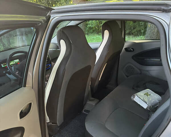 Серый Рено Зое, объемом двигателя 0 л и пробегом 83 тыс. км за 7499 $, фото 8 на Automoto.ua