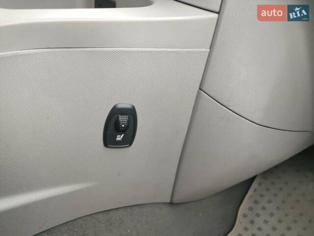 Серый Рено Зое, объемом двигателя 0 л и пробегом 153 тыс. км за 6500 $, фото 28 на Automoto.ua