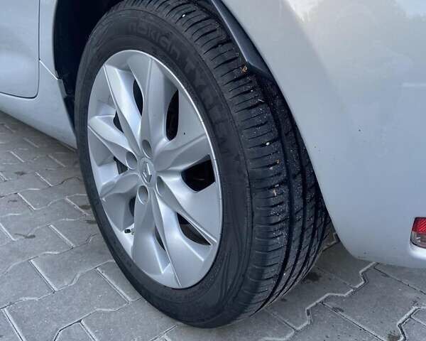Серый Рено Зое, объемом двигателя 0 л и пробегом 74 тыс. км за 7650 $, фото 26 на Automoto.ua