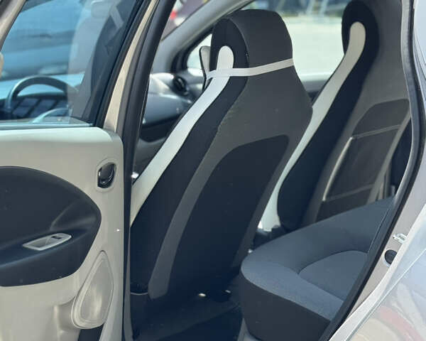 Серый Рено Зое, объемом двигателя 0 л и пробегом 94 тыс. км за 6500 $, фото 13 на Automoto.ua