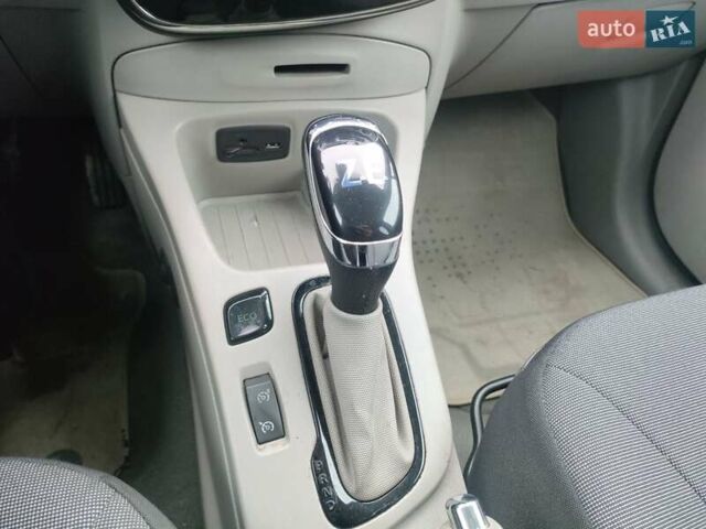 Серый Рено Зое, объемом двигателя 0 л и пробегом 153 тыс. км за 6500 $, фото 25 на Automoto.ua