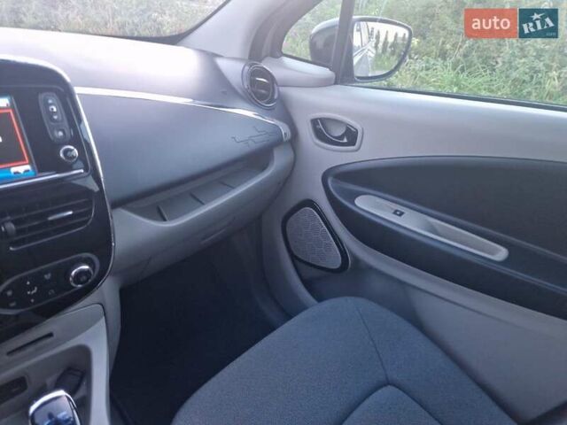 Серый Рено Зое, объемом двигателя 0 л и пробегом 39 тыс. км за 6999 $, фото 16 на Automoto.ua