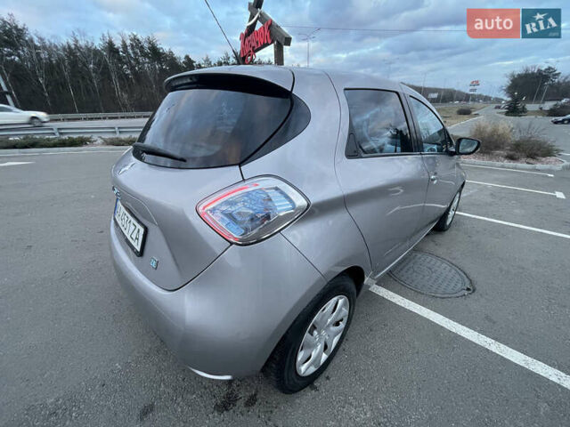 Серый Рено Зое, объемом двигателя 0 л и пробегом 104 тыс. км за 9700 $, фото 8 на Automoto.ua