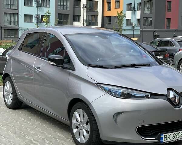 Серый Рено Зое, объемом двигателя 0 л и пробегом 87 тыс. км за 6750 $, фото 1 на Automoto.ua