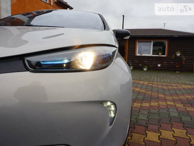 Серый Рено Зое, объемом двигателя 0 л и пробегом 102 тыс. км за 7500 $, фото 21 на Automoto.ua