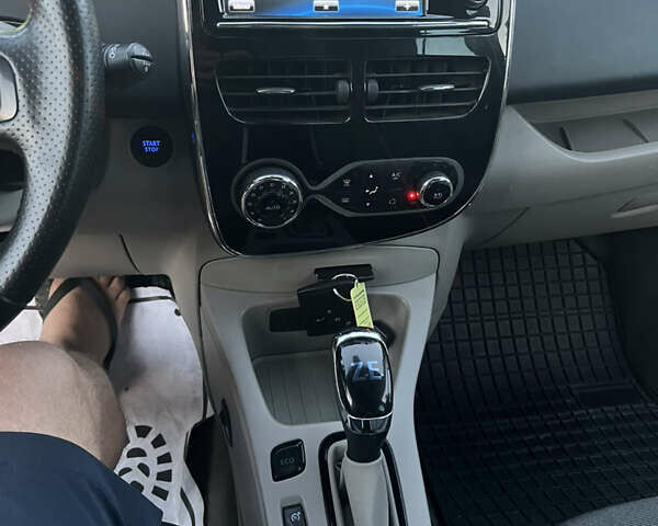 Сірий Рено Зое, об'ємом двигуна 0 л та пробігом 142 тис. км за 5950 $, фото 38 на Automoto.ua