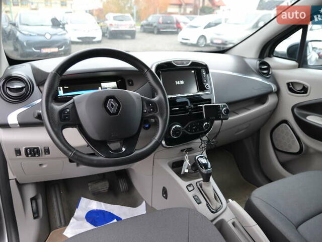 Серый Рено Зое, объемом двигателя 0 л и пробегом 74 тыс. км за 6999 $, фото 18 на Automoto.ua