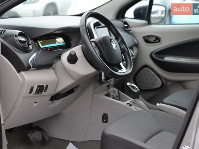 Серый Рено Зое, объемом двигателя 0 л и пробегом 74 тыс. км за 6999 $, фото 16 на Automoto.ua