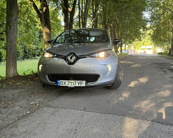 Серый Рено Зое, объемом двигателя 0 л и пробегом 83 тыс. км за 7499 $, фото 5 на Automoto.ua