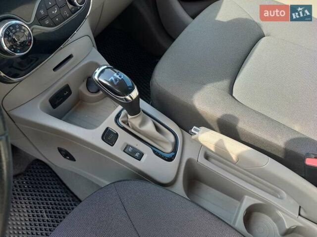 Серый Рено Зое, объемом двигателя 0 л и пробегом 76 тыс. км за 6500 $, фото 4 на Automoto.ua