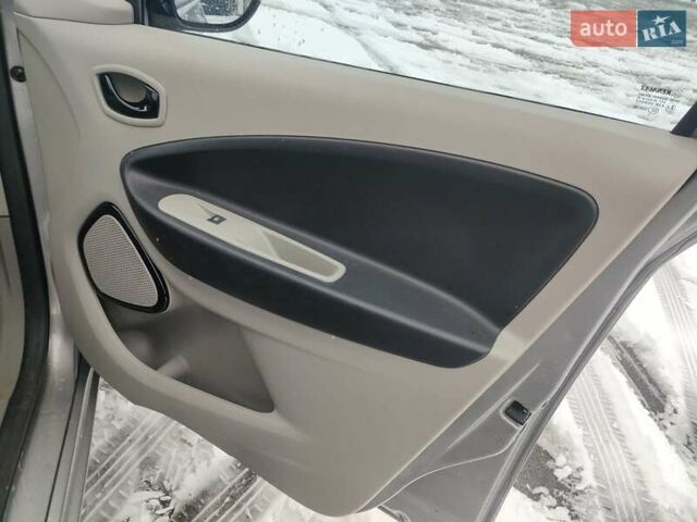 Серый Рено Зое, объемом двигателя 0 л и пробегом 153 тыс. км за 6500 $, фото 27 на Automoto.ua