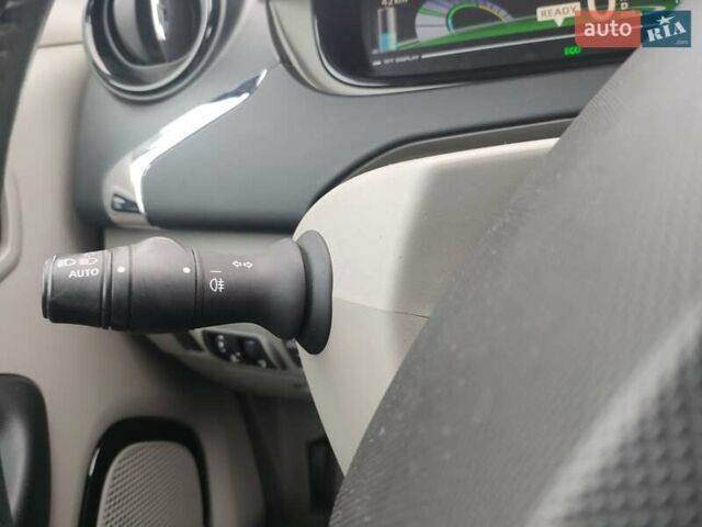 Серый Рено Зое, объемом двигателя 0 л и пробегом 153 тыс. км за 6500 $, фото 21 на Automoto.ua