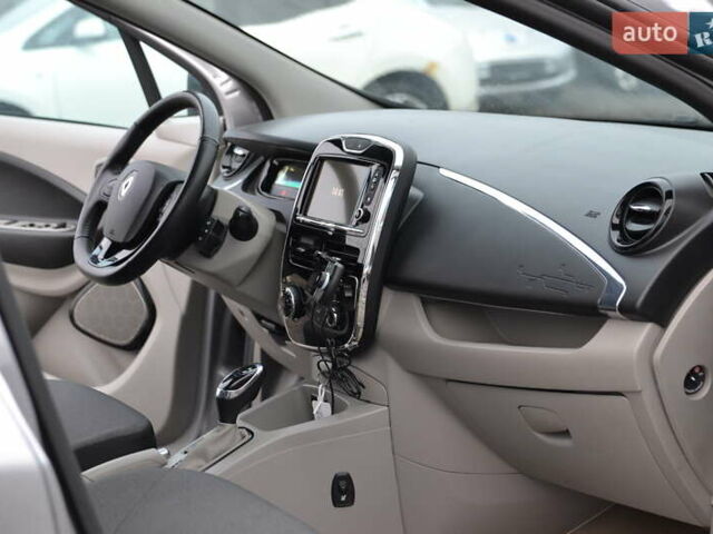 Серый Рено Зое, объемом двигателя 0 л и пробегом 74 тыс. км за 6999 $, фото 23 на Automoto.ua