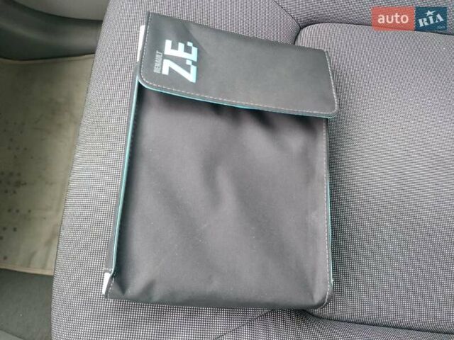 Серый Рено Зое, объемом двигателя 0 л и пробегом 153 тыс. км за 6500 $, фото 30 на Automoto.ua