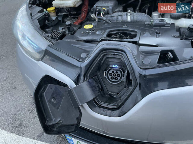 Серый Рено Зое, объемом двигателя 0 л и пробегом 104 тыс. км за 9700 $, фото 17 на Automoto.ua