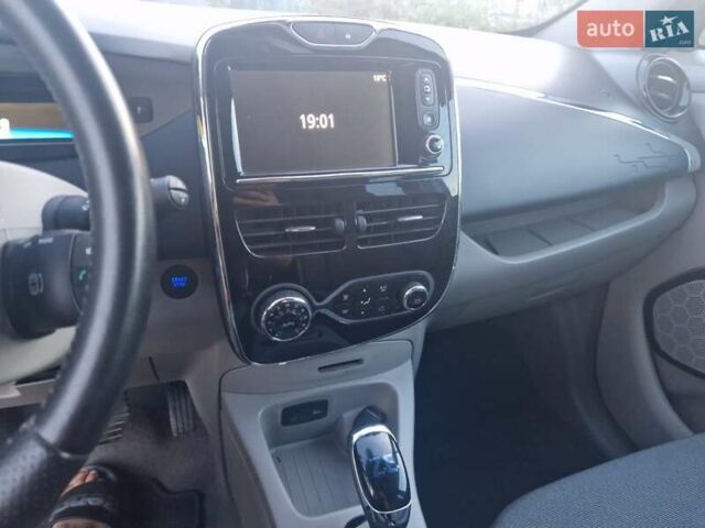 Серый Рено Зое, объемом двигателя 0 л и пробегом 39 тыс. км за 6999 $, фото 22 на Automoto.ua