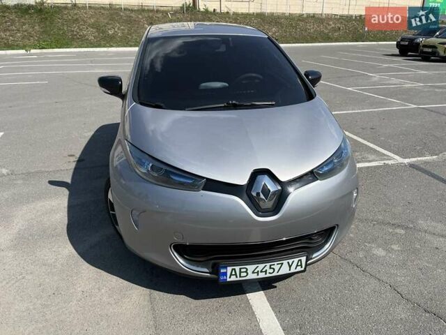 Серый Рено Зое, объемом двигателя 0 л и пробегом 115 тыс. км за 12763 $, фото 3 на Automoto.ua