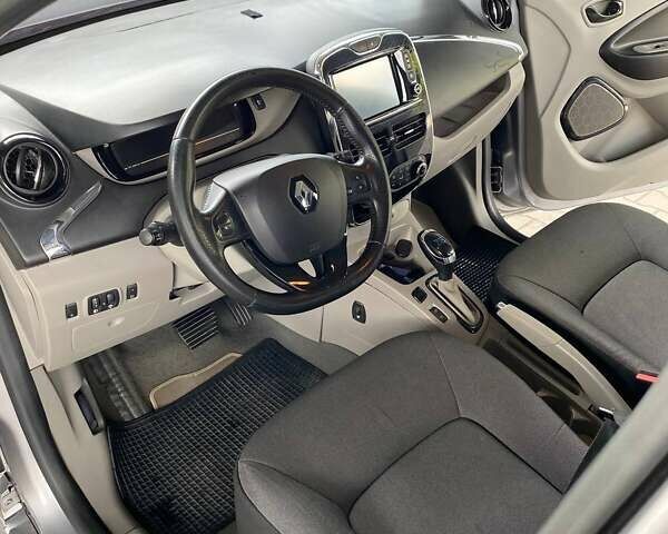 Серый Рено Зое, объемом двигателя 0 л и пробегом 131 тыс. км за 7100 $, фото 10 на Automoto.ua