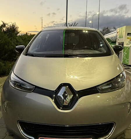 Серый Рено Зое, объемом двигателя 0 л и пробегом 105 тыс. км за 7000 $, фото 8 на Automoto.ua